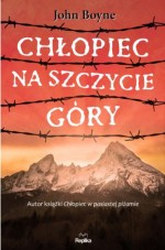 Chłopiec na szczycie góry