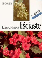 Krzewy i drzewa liściaste w ogrodzie