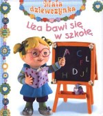 Liza bawi się w szkołę. Mała dziewczynka